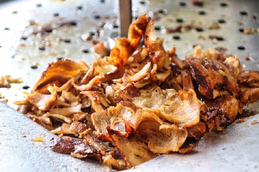 Heißes Dönerfleisch frisch vom Spieß abgeschnitten. Der leckere Döner Kebab schmeckt sehr gut und wird in allen Döner Kebab Restaurants in Beckum angeboten.