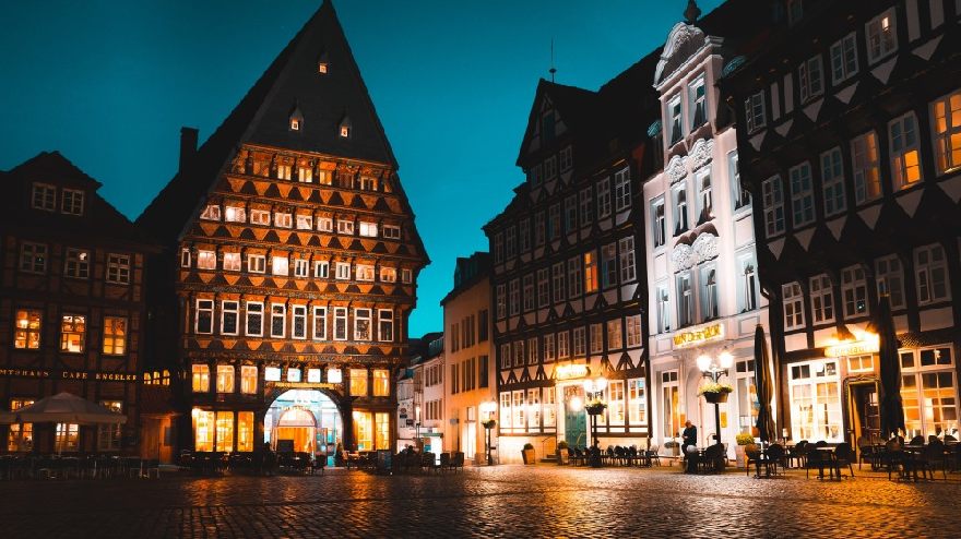 Hildesheim historischer Stadtkern bei Nacht ausgeleuchtet.