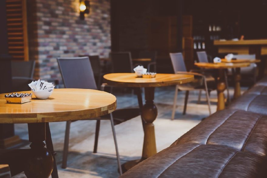 Wooden tables in a restaurant café. Top list of the best Döner kebap restaurants in Bonn. Enjoy only the best döner in Bonn. All dishes are freshly prepared. Ist weg online tells you where to get the best döner in Bonn. Also try the delivery service for the best döner in Bonn.